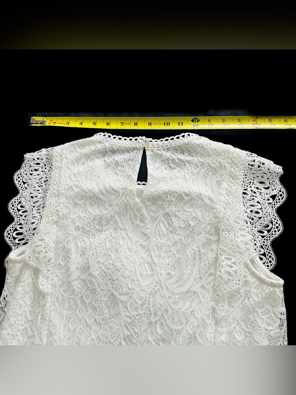 Cable & Gauge White lace blouse with floral embroidery and scalloped edges - Picture 9 of 11